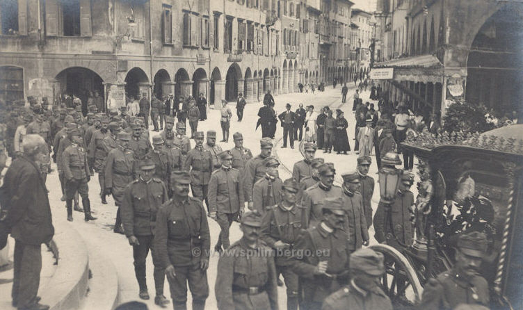 Udine durnte l'invasione. Funerali del Tenente Medico Maina Tomaso, prigioniero di guerra. 7 luglio 1918.jpg